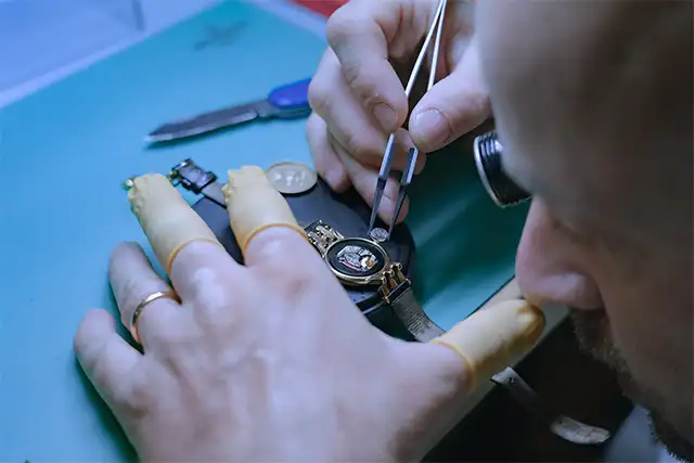 Specialized maintenance to preserve the precision of your quartz watch.