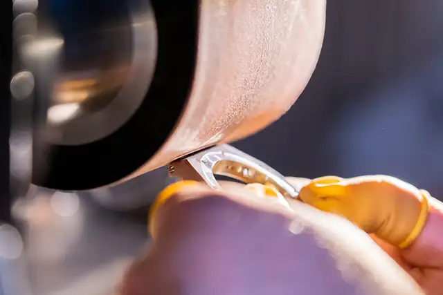 Meticulous polishing of a Longines watch for a brilliant finish