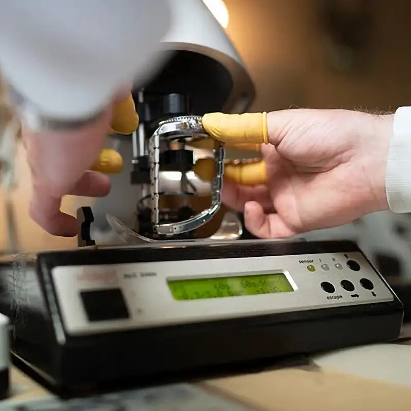 Horloger professionnel réalisant un test d'étanchéité sur une montre à Genève