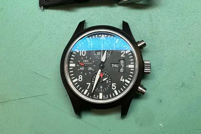 Montre IWC chronographe militaire en cours de réparation à Genève