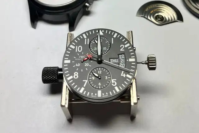 Montre IWC chronographe démontée pour réparation chez The Watch Lab Genève