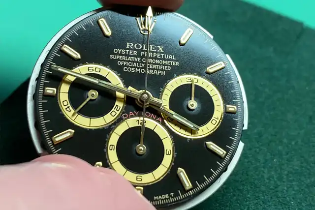 Vue rapprochée du cadran d'une Rolex Daytona lors de sa réparation à Genève