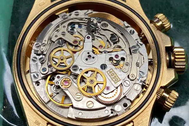 Mécanisme interne d'une Rolex Daytona exposé lors d'une réparation à Genève