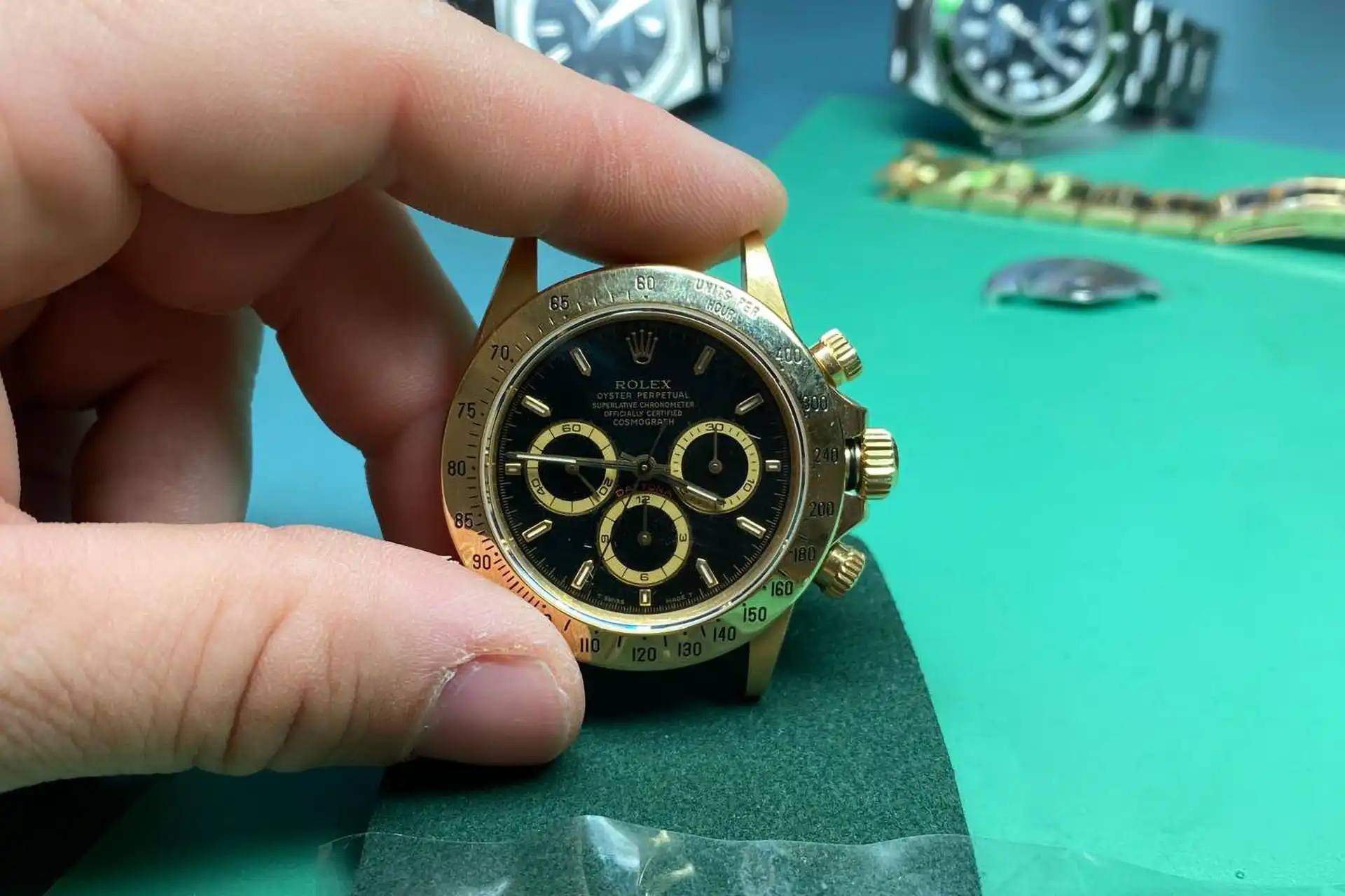 Horloger indépendant ajustant une Rolex Daytona en or à Genève