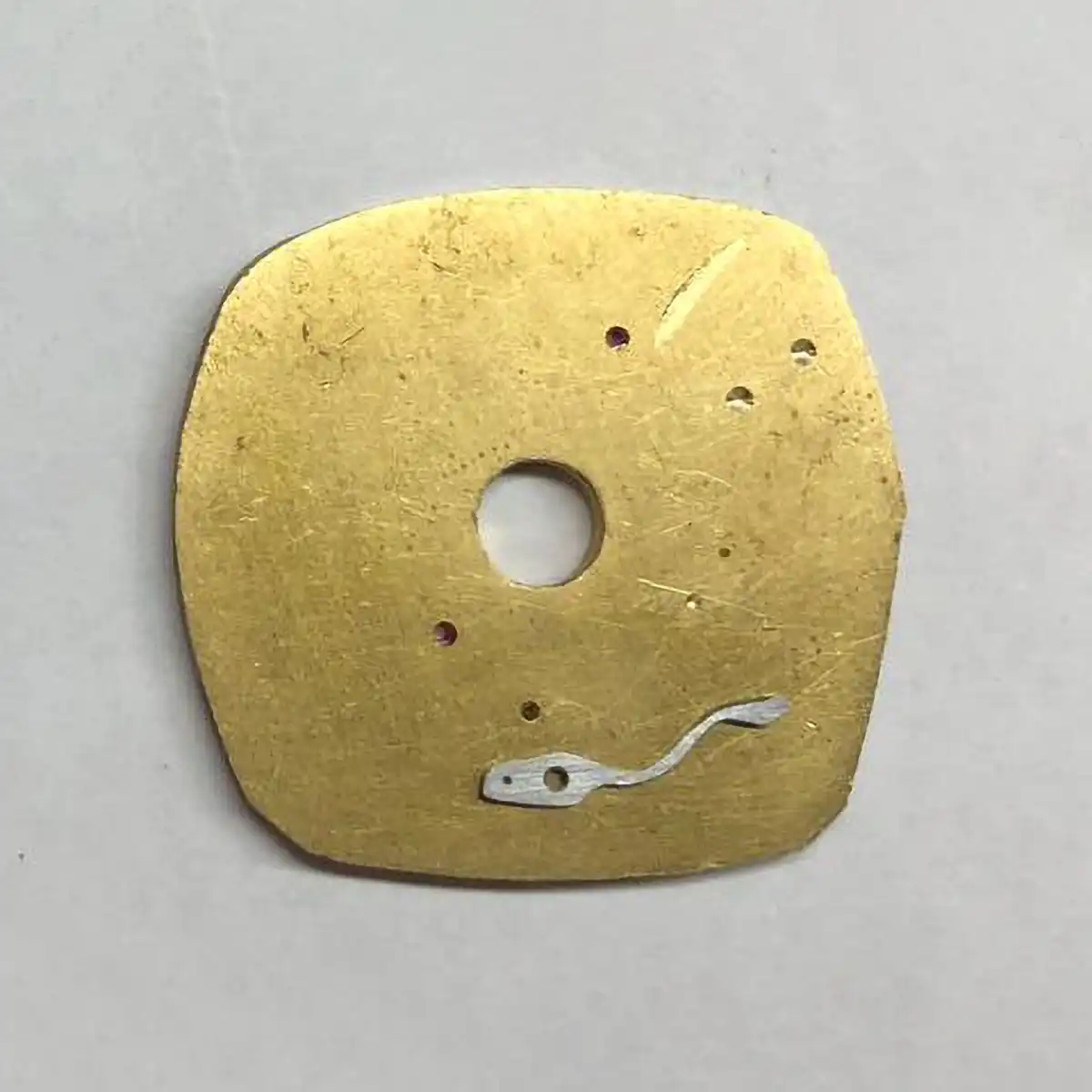 Étape de fabrication du ressort de marteau pour une montre vintage.