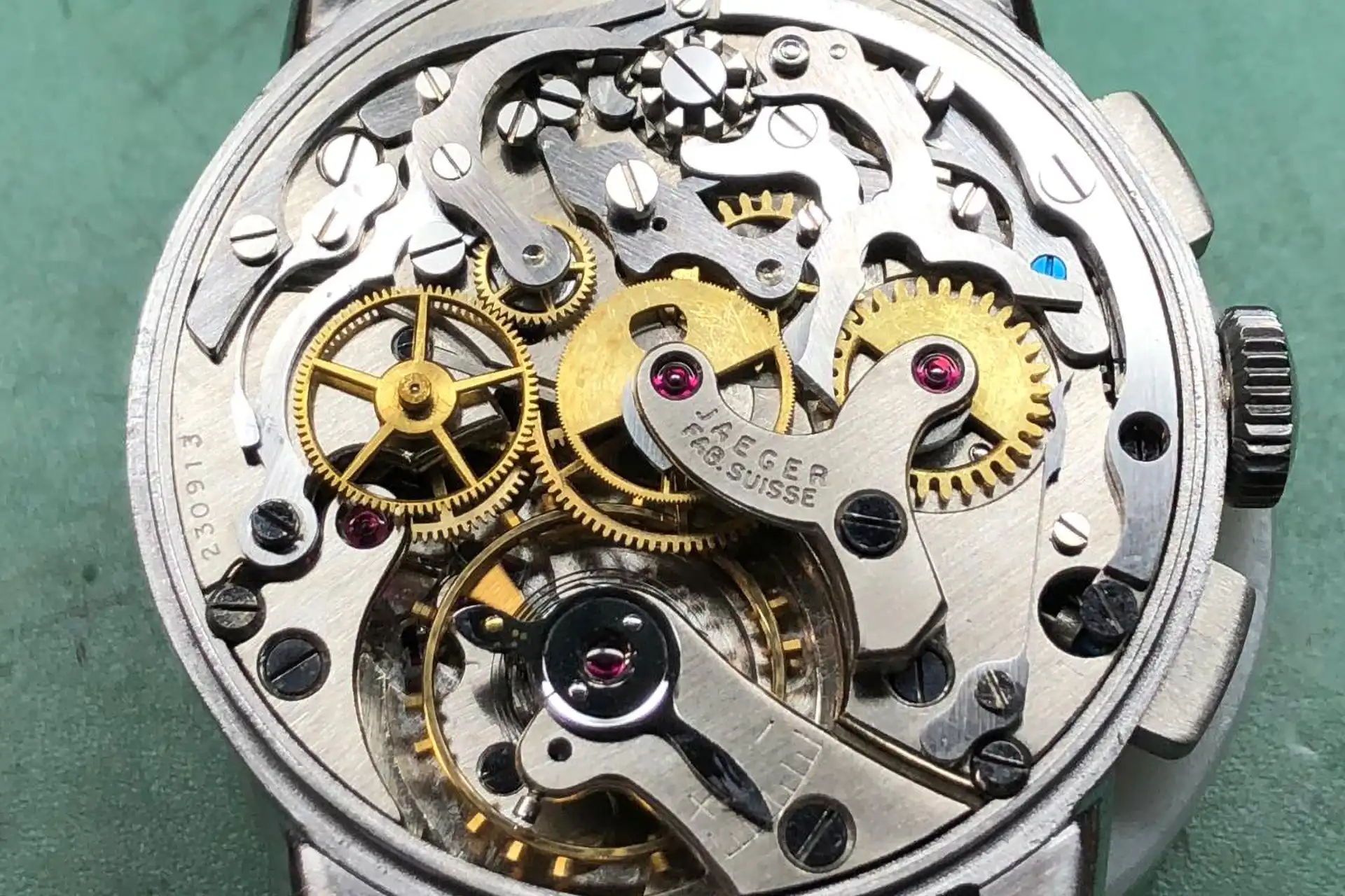 Mécanisme restauré d’un chronographe Jaeger-LeCoultre calibre 285, réparation de montre vintage.