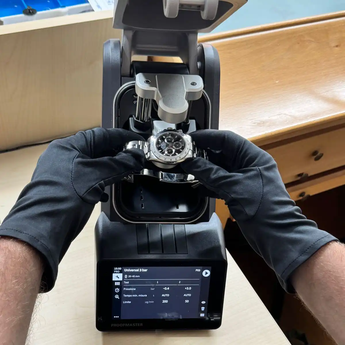 Contrôle étanchéité montre Rolex – Test en atelier Genève Montre Rolex placée dans le Witschi Proofmaster pour contrôle d’étanchéité