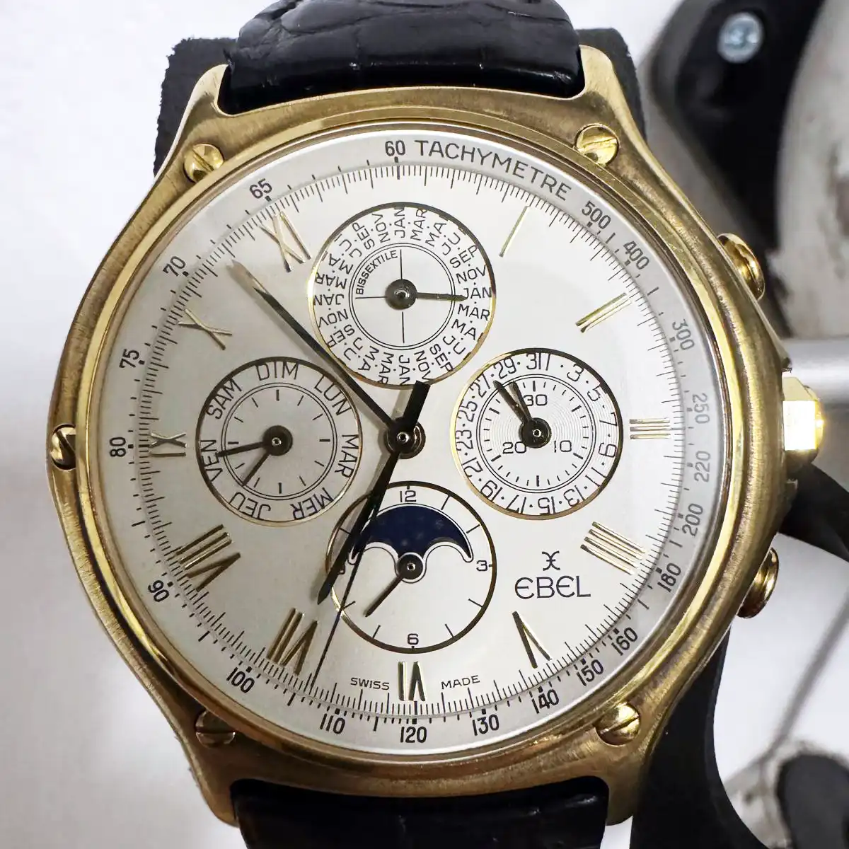 Montre Ebel calendrier perpétuel or Détail d’une montre Ebel calendrier complet avec phases de lune