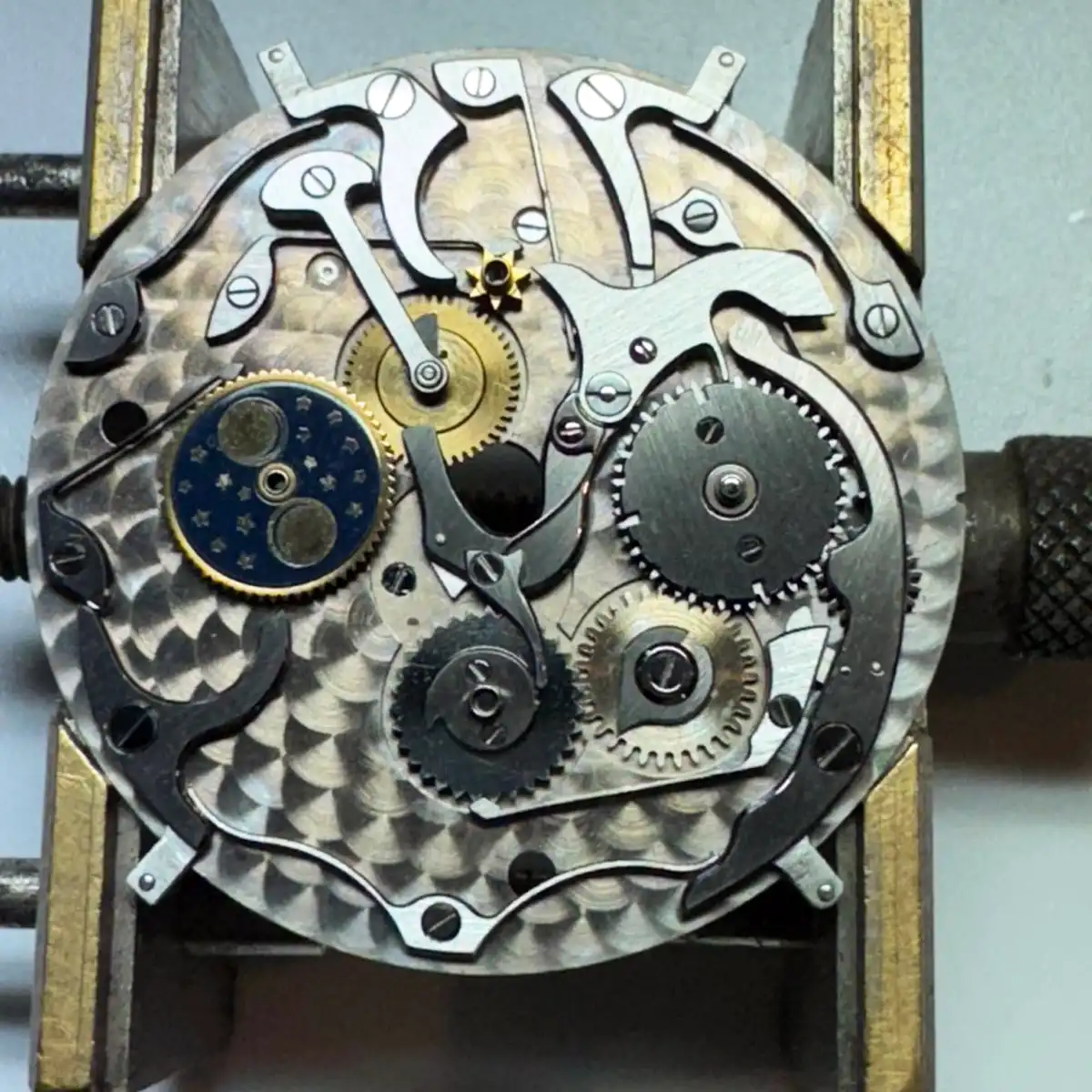Mouvement décoré avec affichage phases de lune Mécanisme horloger avec module de phases de lune décoré