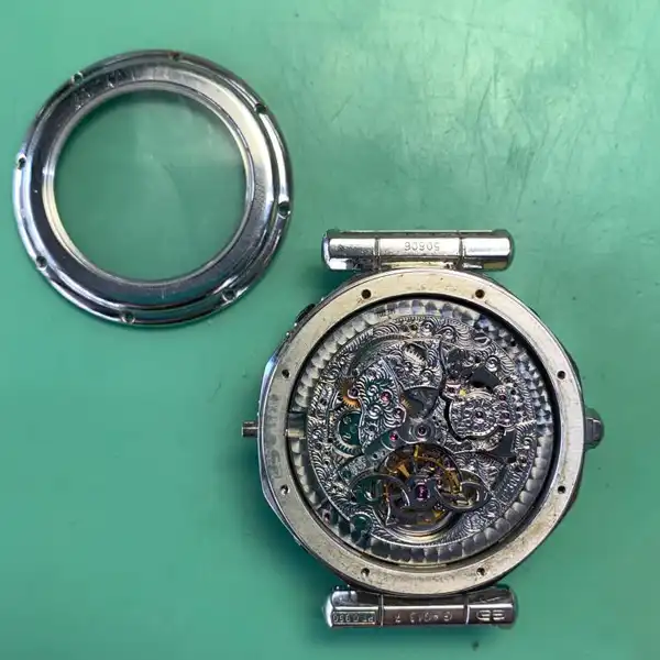Gerald Genta Quantième perpétuel et répétition minutes Mouvement d’une montre Gerald Genta – contrôle et réglages finaux