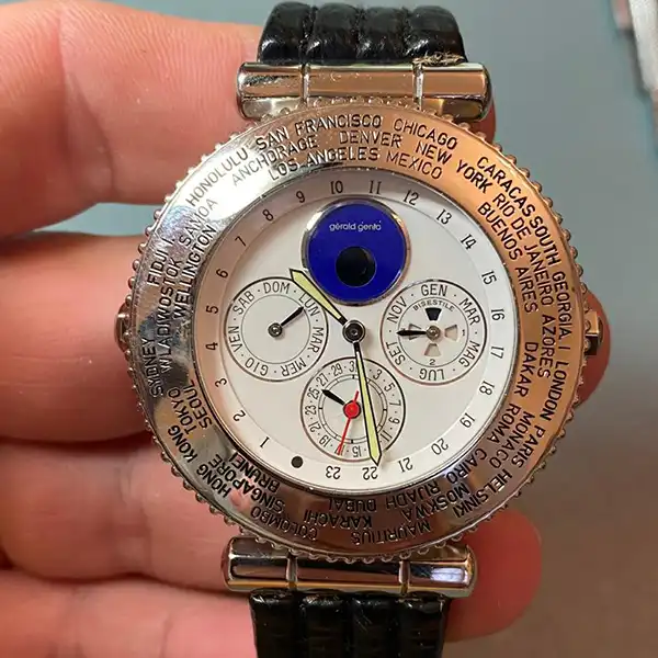 Montre Gerald Genta Worldtime – The Watch Lab Genève Montre Gerald Genta Worldtime – cadran blanc avec complications multiples restaurée à Genève