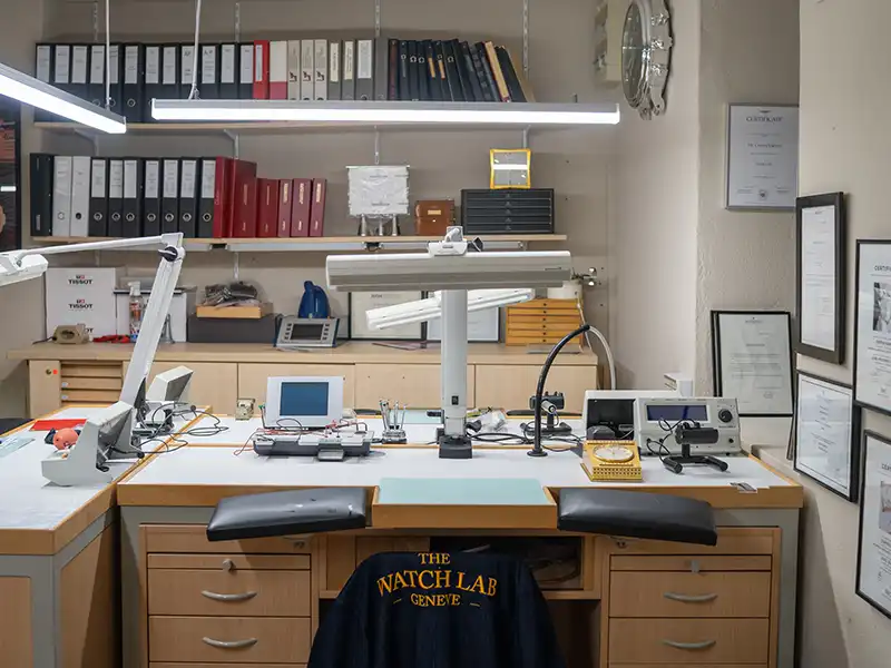 Poste de travail dans l’atelier horloger à Genève – The Watch Lab Genève