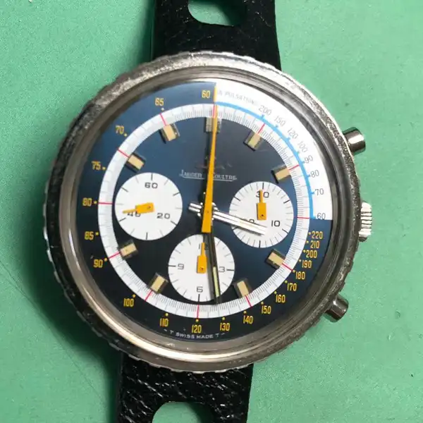 Chronographe Jaeger-LeCoultre des années 70 Chronographe Jaeger-LeCoultre vintage avec cadran bleu et compteurs blancs restauré