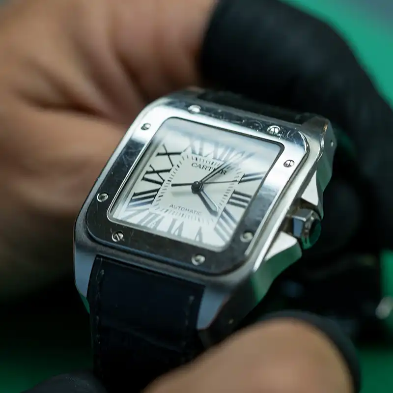 Vérification d’une montre Cartier lors d’un service complet à Genève – The Watch Lab Genève