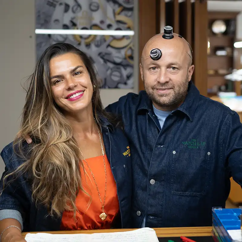 Juliana et Costya Vigneri dans l’atelier de The Watch Lab Genève, spécialisés en réparation et garantie de montres