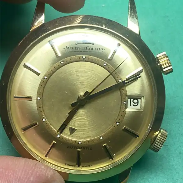 Jaeger-LeCoultre Memovox or jaune – restauration et réglage Montre Jaeger-LeCoultre Memovox en or jaune restaurée dans mon atelier à Genève