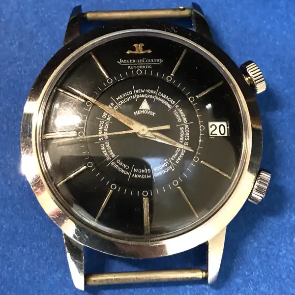 Jaeger-LeCoultre Memovox Worldtime – horloge universelle Jaeger-LeCoultre Memovox Worldtime affichant les villes du monde sur cadran noir
