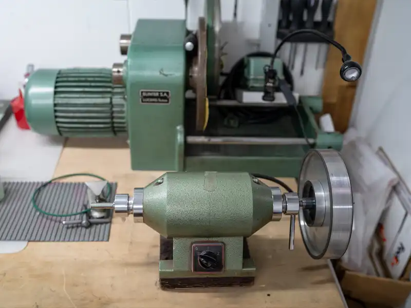 Machine d’horlogerie utilisée dans l’atelier à Genève – The Watch Lab Genève