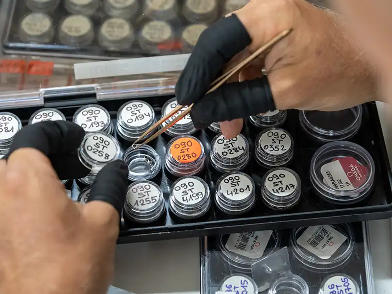 Pièces détachées pour montres triées dans l’atelier horloger à Genève – The Watch Lab Genève
