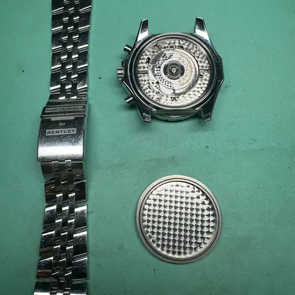 Breitling Bentley – mouvement ouvert en cours de révision Mouvement Breitling Bentley ouvert lors de la révision