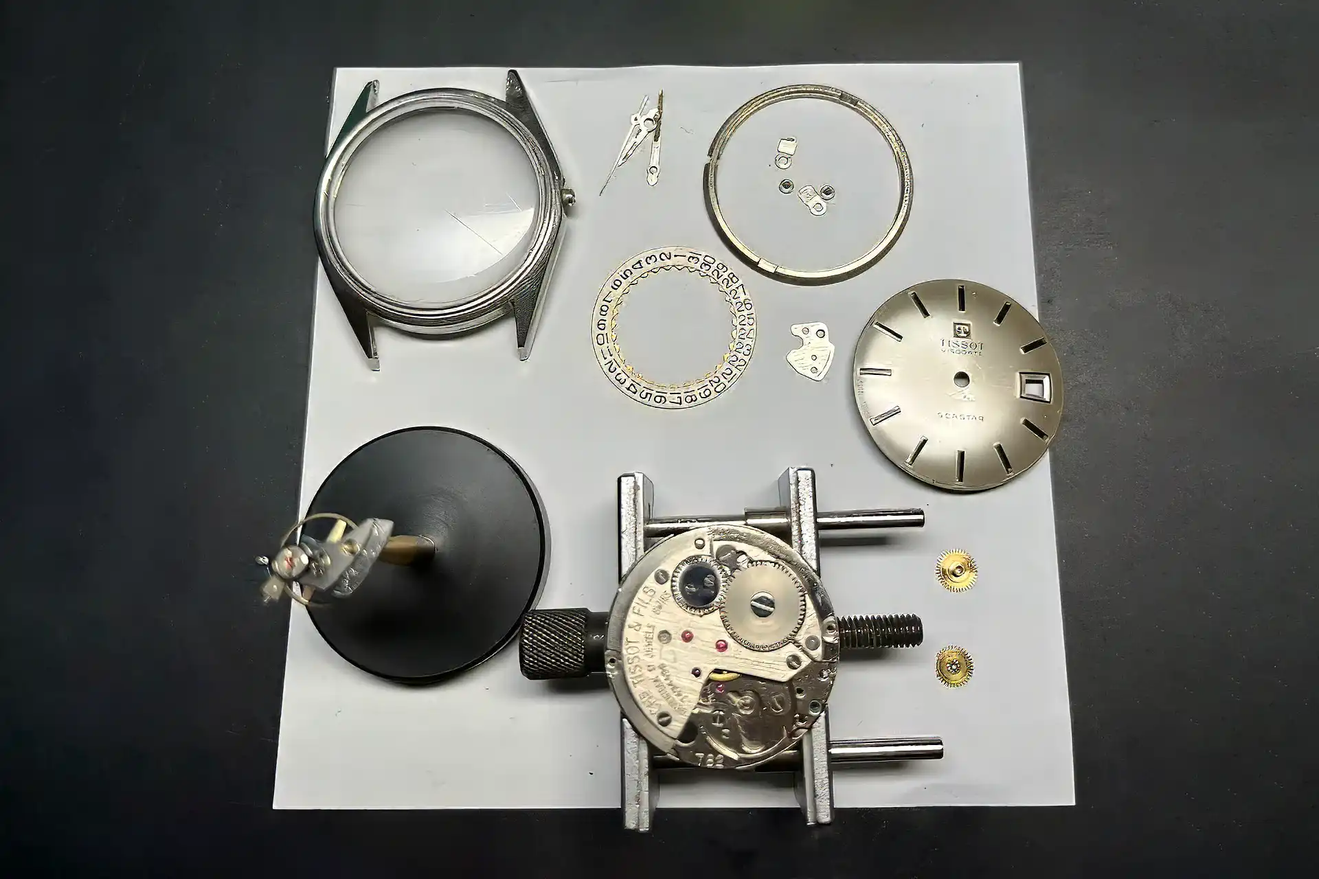 Montres Tissot vintage – préservation et restauration à Genève Montres Tissot vintage démontées en atelier pour restauration
