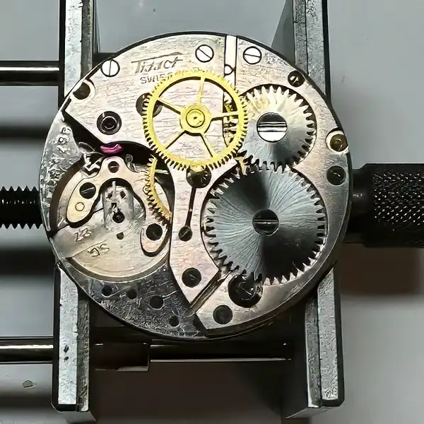 Tissot Seastar vintage – mouvement ouvert du modèle à cadran rose Mouvement ouvert de Tissot Seastar vintage à cadran rose