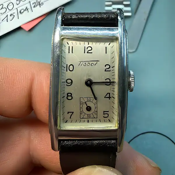 Tissot vintage – boîtier rectangulaire et petite seconde Tissot vintage à boîtier rectangulaire avec petite seconde