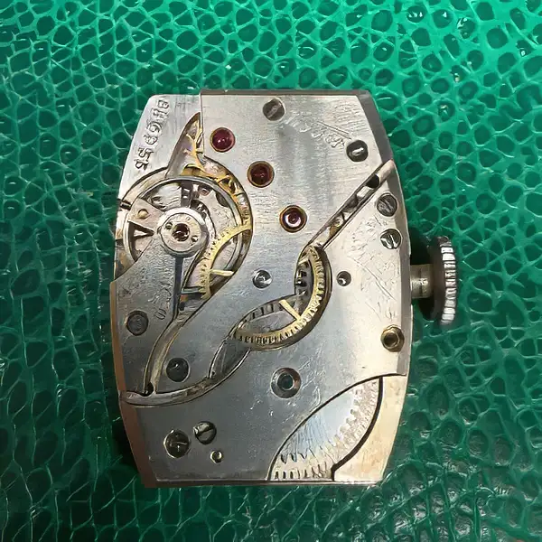 Tissot vintage – mouvement après remplacement de l’axe de balancier Mouvement de Tissot vintage après remplacement de l’axe de balancier