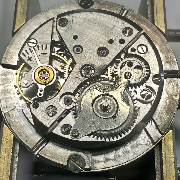 Mouvement de montre Tudor vintage démonté lors d’une révision complète