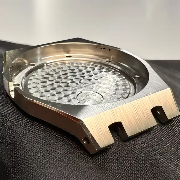 Audemars Piguet Royal Oak 14790 après reprise du boîtier Audemars Piguet Royal Oak 14790 après polissage du boîtier et des surfaces satinées