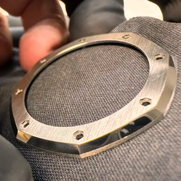 Audemars Piguet Royal Oak après polissage Audemars Piguet Royal Oak après polissage de la lunette et des surfaces satinées