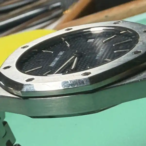 Audemars Piguet Royal Oak avant polissage Audemars Piguet Royal Oak avant polissage avec marques visibles sur la lunette