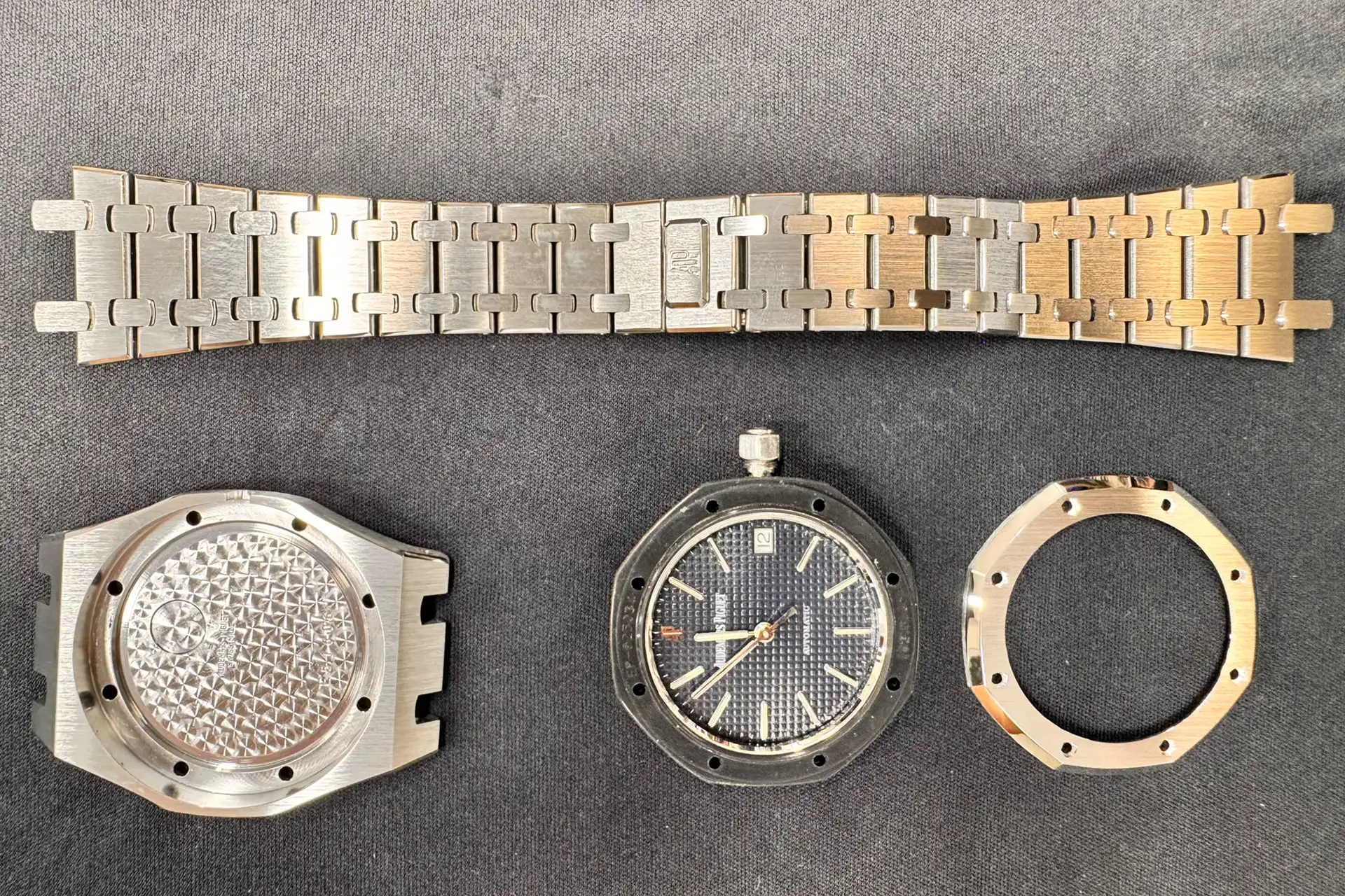 Audemars Piguet Royal Oak 14790 avant polissage Audemars Piguet Royal Oak 14790 démontée avant polissage chez The Watch Lab Genève