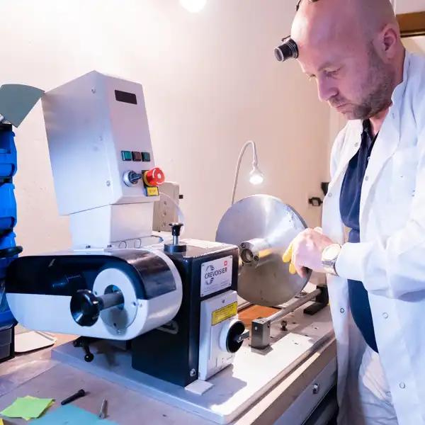 Machine Crévoisier pour le polissage de montre Machine Crévoisier utilisée pour le polissage de montre chez The Watch Lab Genève