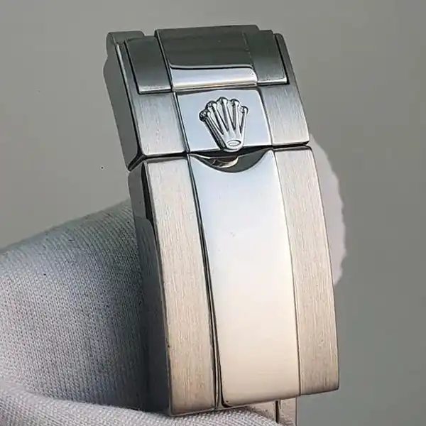 Résultat après recharge laser sur boucle Rolex Résultat après recharge laser et finition sur une boucle Rolex