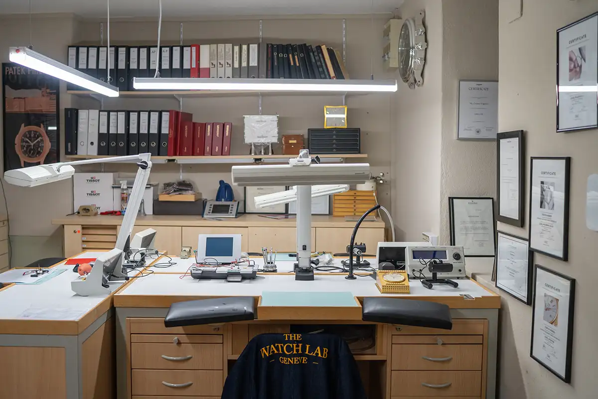 Postes de travail et équipements horlogers de l’atelier The Watch Lab Genève