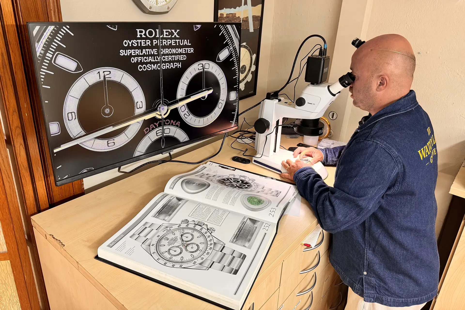 Authentification d’une montre d’occasion à Genève Horloger examinant une Rolex à la loupe binoculaire à Genève