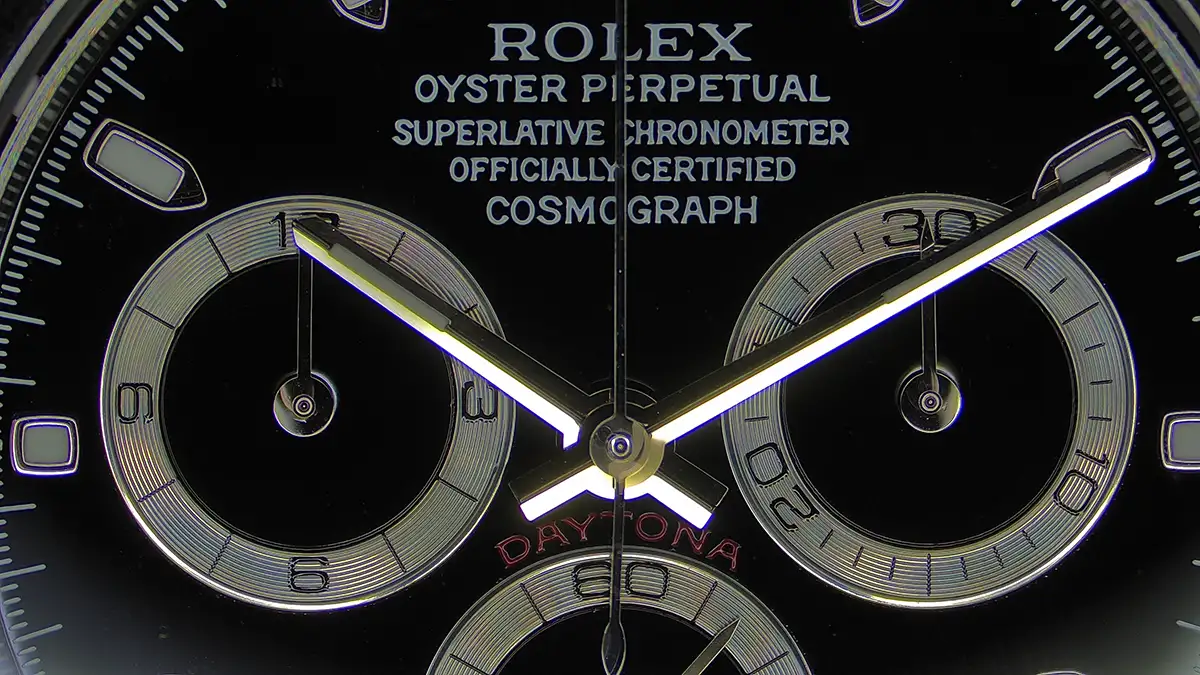 Contrôle du cadran d’une Rolex Daytona Détail du cadran d’une Rolex Daytona lors d’un contrôle d’authenticité