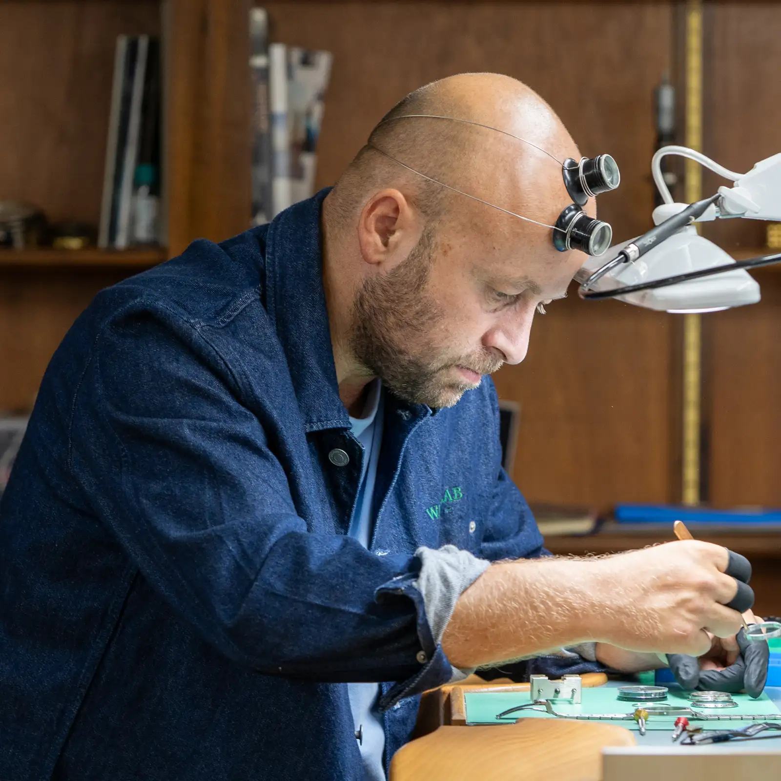 Costya Vigneri, artisan horloger au travail chez The Watch Lab Genève