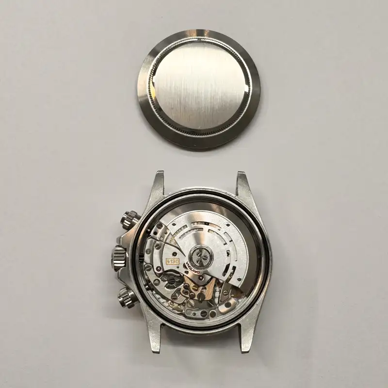 Examen du mouvement d’une Rolex Daytona Mouvement d’une Rolex Daytona examiné après ouverture du boîtier