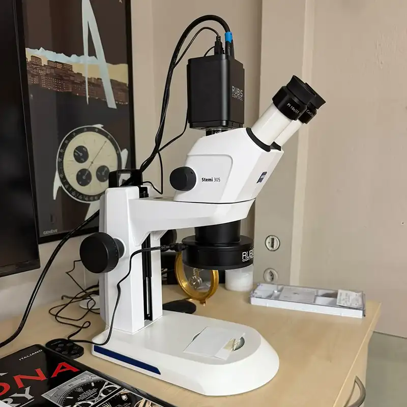 Examen d’une montre avec la loupe Zeiss Stemi 305 CAM Loupe binoculaire Zeiss Stemi 305 CAM utilisée pour examiner une montre