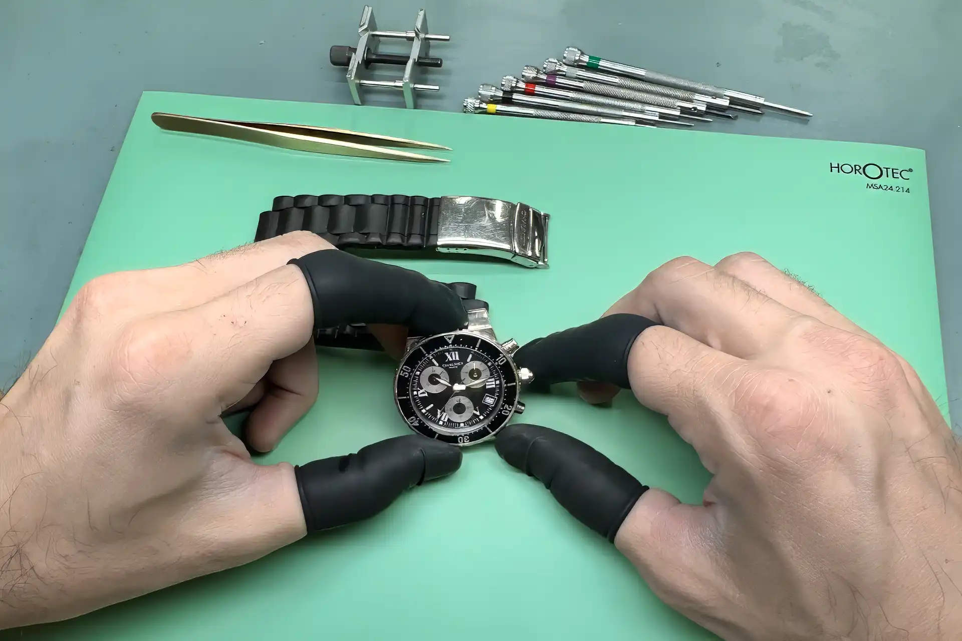 Réparation d’une montre Chaumet à Genève Montre Chaumet examinée à l’atelier The Watch Lab Genève