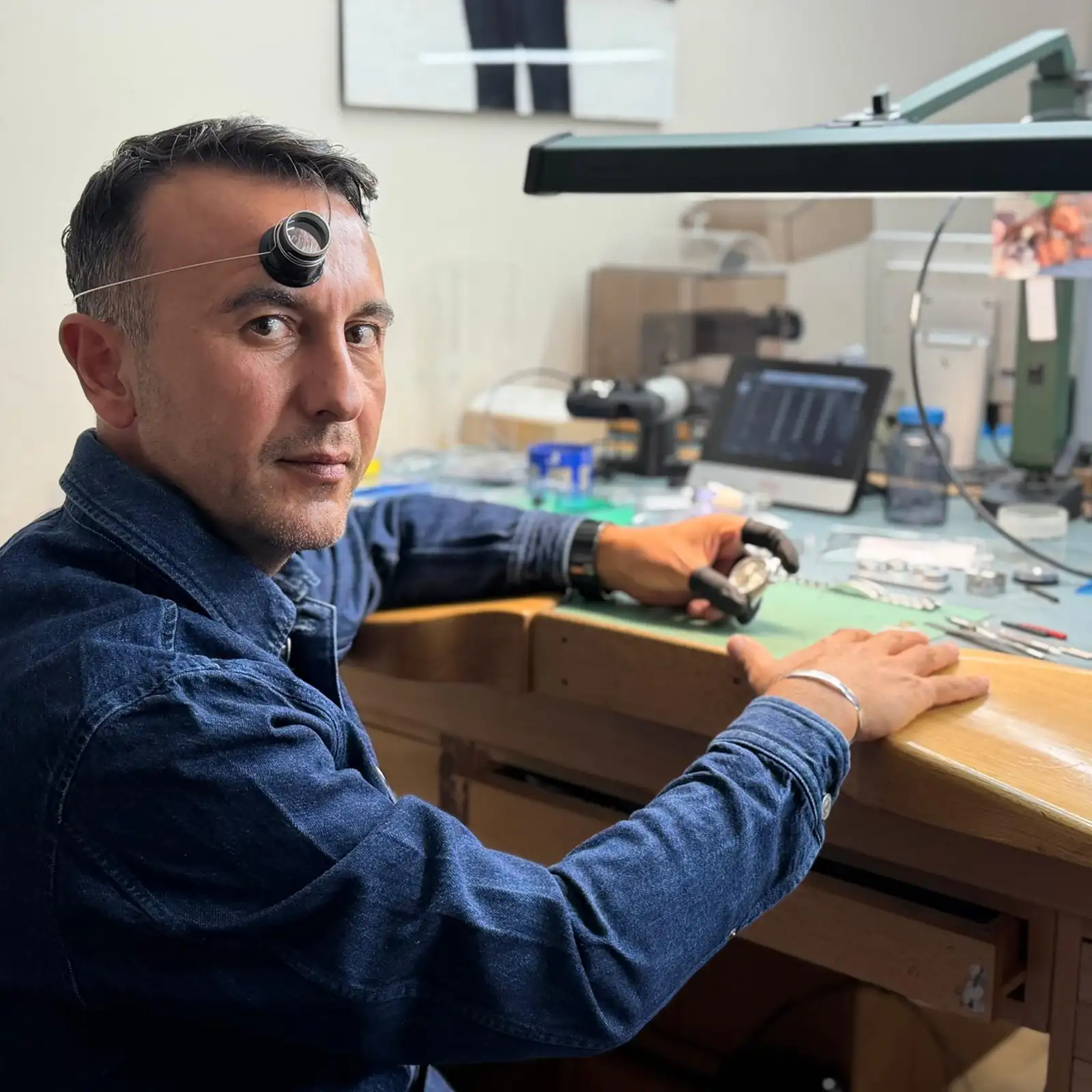 Zulal Atak, horloger à l’établi chez The Watch Lab Genève